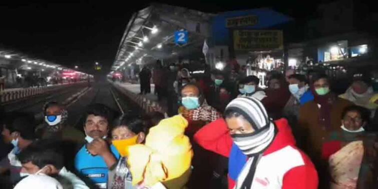 Thakurnagar Protesting the cancellation of the train, the rail blockade still continue even after 14 hours Train Blockage: ট্রেন বাতিলের প্রতিবাদ ফুল ব্যবসায়ীদের, ১৪ ঘণ্টা পর উঠল রেল অবরোধ