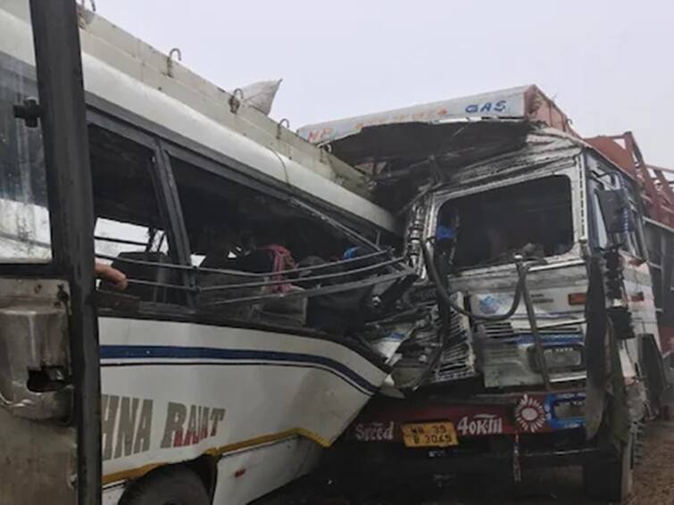 Jharkhand bus accident horrific accident bus truck collision many dead many still trapped rescue operation on Jharkhand Bus Accident: LPG  સિલિન્ડરથી ભરેલ ટ્રક સાથે અથડાઇ બસ, 6ના મોત, અનેક ઘાયલ