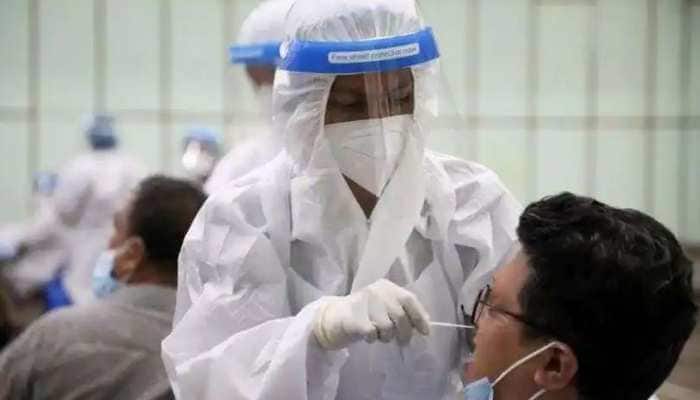 केरला में कोरोना एक बार फिर कहर बरपा रहा है. बता दें कि यहां अभी तक 30 लोगों की जान जा चुकी हैं.