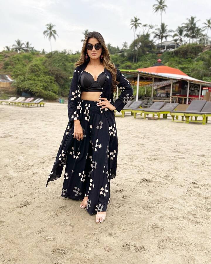 अक्षरा सिंह ने ये तस्वीरें अपने इंस्टाग्राम अकाउंट पर शेयर की हैं. जिसमें वो एक व्हाइड पैटर्न वाली ब्लैक ड्रेस में नजर आ रही हैं.