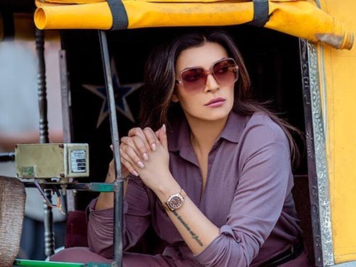 sushmita sen take auto rickshaw ride shares photos on social media लग्जरी गाड़ी छोड़ Sushmita Sen ने की ऑटो की सवारी, फैंस बोले- 'ऑटो आज बीएमडब्ल्यू जैसा फील कर रहा होगा