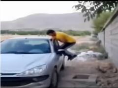 Watch: शख्स ने इस तरकीब से खोला कार का गेट, आप कहेंगे... वाह! बेटे मौज कर दी!