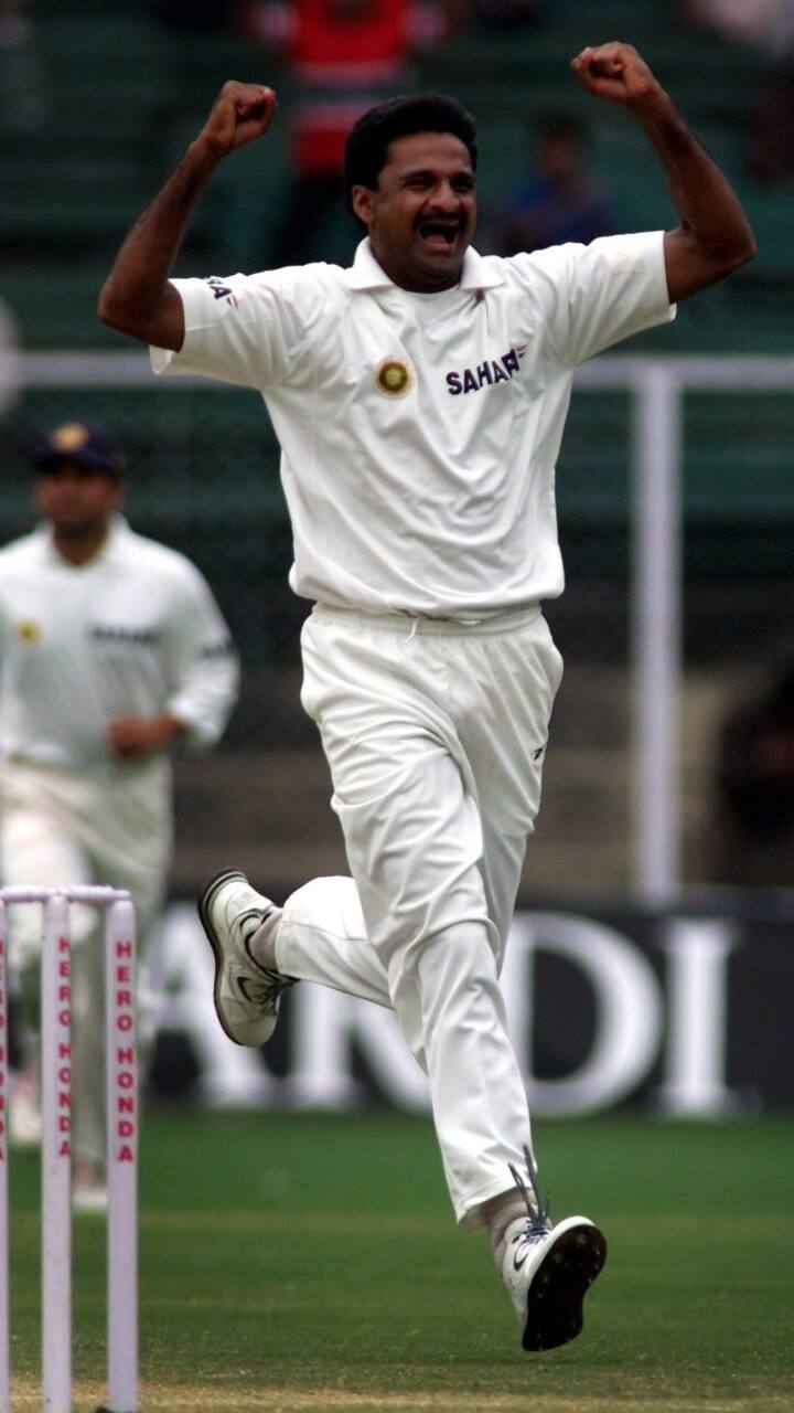 2001-02માં પોર્ટ એલિઝાબેથમાં જવાગલ શ્રીનાથે 76 રનમાં 6 વિકેટ ઝડપી હતી.