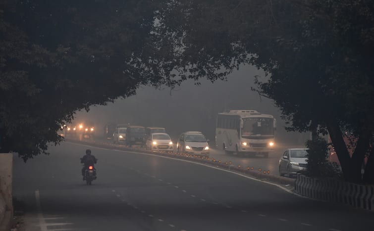 Air quality in Delhi continues to remain in 'very poor' category Air quality in Delhi: বদল হল না পরিস্থিতির, দূষণের গ্রাসে দিল্লি সহ পার্শ্ববর্তী এলাকা