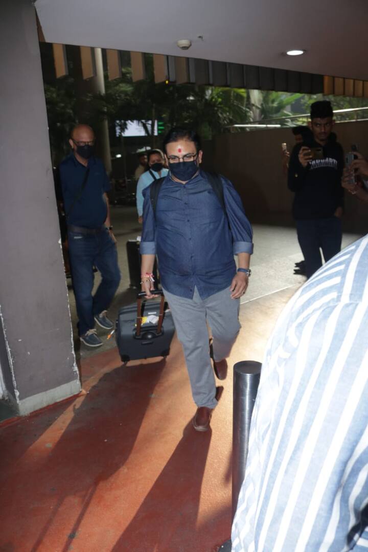 हाथ में बैग पकड़ परिवार के साथ दिलीप जोशी तेजी से अपनी कार की तरफ बढ़ गए. वो काफी जल्दी में नजर आ रहे थे.