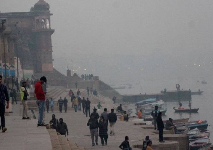 Varanasi cold weather people are facing problems due to cold waves ann Varanasi Weather: उत्तर प्रदेश के वाराणसी में ठंड का कहर, अलाव की व्यवस्था नहीं होने से नाराज पहाड़िया मंडी के कर्मचारी