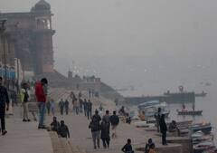 Varanasi Weather: उत्तर प्रदेश के वाराणसी में ठंड का कहर, अलाव की व्यवस्था नहीं होने से नाराज पहाड़िया मंडी के कर्मचारी