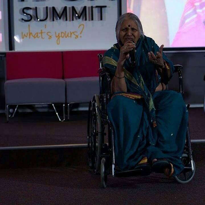 सासरमधून मारून बाहेर काढल्यानंतर माईंना त्यांच्या माहेरीही आसरा मिळाला नाही. मग माईंवर भीक मागायची वेळ आली. जळगाव जिल्ह्यातील पिंपराळा स्टेशनवर त्यांनी आत्महत्येचा प्रयत्नही केला पण नंतर त्या मागे फिरल्या. सिंधुताई दिवसभर भीक मागायच्या आणि रात्री स्टेशनवरच झोपायच्या.