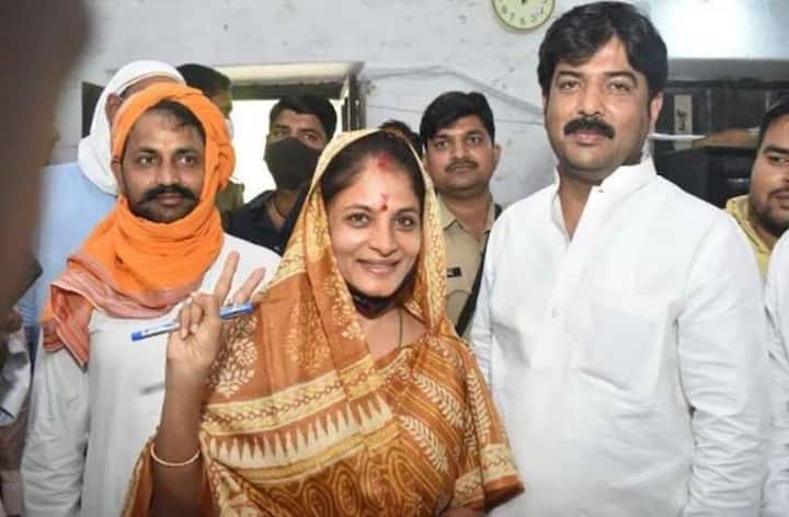 शादी के बाद श्रीकला की रुचि राजनीति में जगी. उन्होंने भारतीय जनता पार्टी की सदस्यता ले ली. हालांकि फिर वह पार्टी से अलग भी हो गईं. साल 2021 में श्रीकला रेड्डी जौनपुर से जिला पंचायत अध्यक्ष का चुनाव जीती हैं.