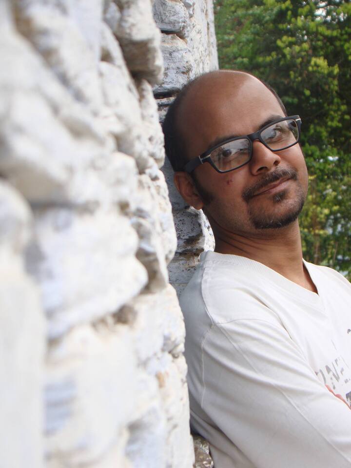 করোনা আক্রান্ত হয়েছেন লেখক-পরিচালক শ্রীজাত বন্দ্যোপাধ্যায়। বাড়িতেই আইসোলেশনে রয়েছেন তিনি। সোশ্যাল মিডিয়ায় আক্রান্ত হওয়ার খবর জানিয়েছিলেন তিনি।
