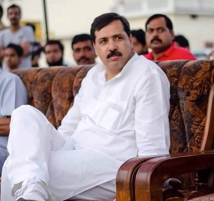 पूर्व सांसद धनंजय सिंह की पहली शादी साल 2006 में हुई थी. उनकी पहली पत्नी का नाम मीनू सिंह था. शादी को अभी एक साल भी नहीं बीता था कि मीनू सिंह ने खुदकुशी कर ली.