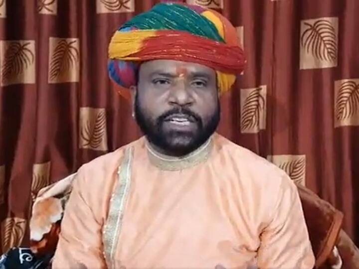 MP: राष्ट्रपिता महात्मा गांधी को लेकर फिर एक कथावाचक ने दिया विवादित बयान, FIR दर्ज होने पर मांगी माफी, जानें पूरा मामला Narsinghpur tarun murari dishonourned mahatma gandhi fir registered says sorry through video ANN MP: राष्ट्रपिता महात्मा गांधी को लेकर फिर एक कथावाचक ने दिया विवादित बयान, FIR दर्ज होने पर मांगी माफी, जानें पूरा मामला