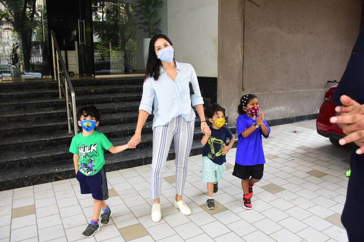 On being clicked by the paparazzi, Sunny’s cute little daughter Nisha greeted them with a namaste while her sons held their mother’s hands.