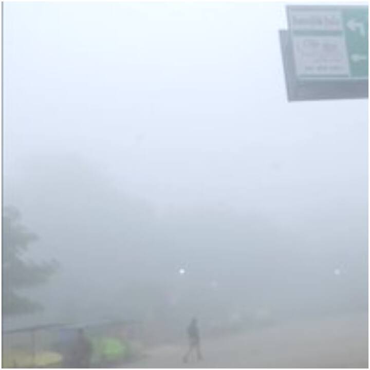 ठंड और कोहरे की वजह से वाराणसी में लोगों को काफी दिक़्क़तों का सामना करना पड़ रहा है.