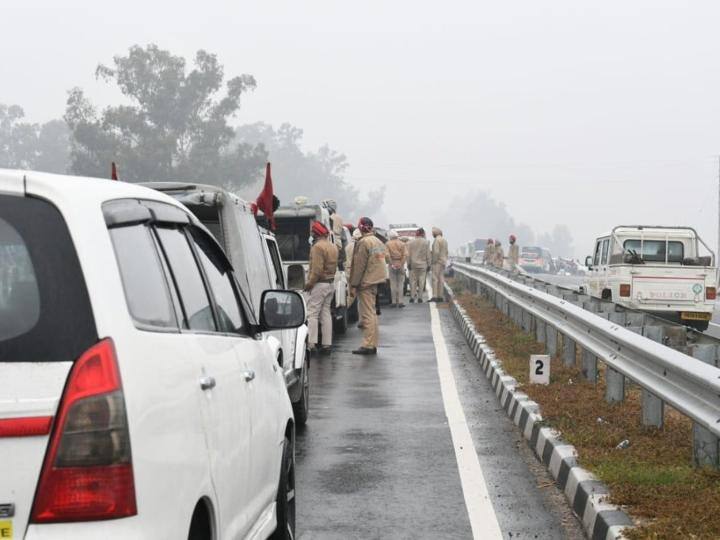 भाजपा अध्यक्ष ने आरोप लगाया कि राज्य पुलिस को लोगों को मोदी की रैली में शामिल होने से रोकने का निर्देश दिया गया था और प्रदर्शनकारियों के साथ मिलीभगत के कारण पुलिस की ढिलाई से बड़ी संख्या में वहां बसें फंसी हुई थीं. नड्डा ने कहा कि सबसे चिंताजनक बात यह है कि इस दौरान प्रधानमंत्री की सुरक्षा में चूक हुई. उन्होंने कहा कि प्रदर्शनकारियों को प्रधानमंत्री के रास्ते में आने दिया गया जबकि राज्य के मुख्य सचिव और पुलिस महानिदेशक ने एसपीजी को आश्वासन दिया था कि रास्ता साफ है.
