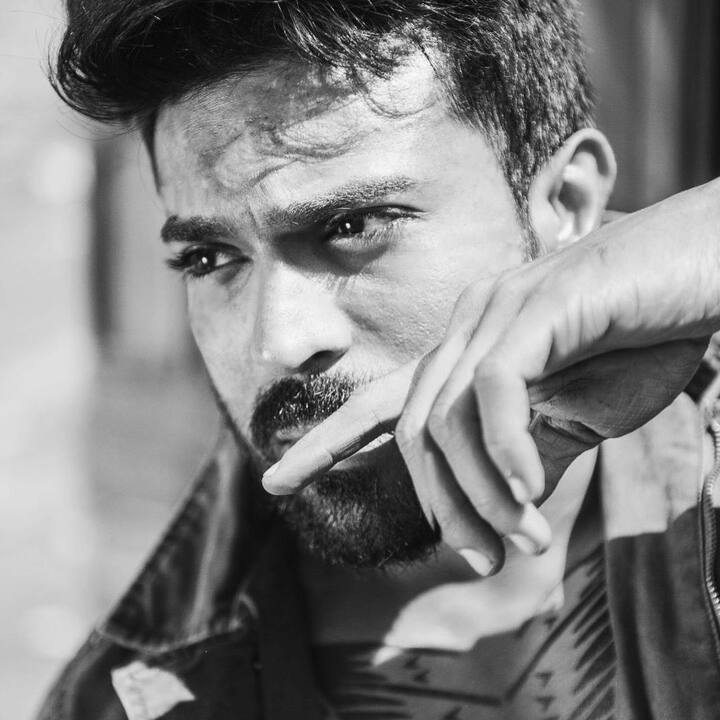 लेकिन राम चरण केवल एक्टर ही नहीं हैं बल्कि वो एक सफल बिजनेसमैन भी हैं. जी हां...राम चरण कई बिजनेस चलाते हैं जिनमें एयरलाइन भी शामिल है. (फोटो – सोशल मीडिया)