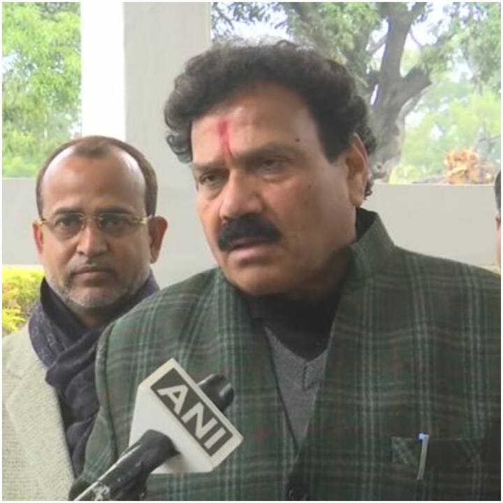 पंजाब सरकार में मंत्री राज कुमार वेरका ने कहा कि असल में क्या था कि बीजेपी की रैली में लोग इक्ट्ठे नहीं हुए थे और फ्लॉप शो में कोई जाना नहीं चाह रहा था. जब ये बात प्रधानमंत्री को पता चली तो वो वापस चले गए और ठीकरा पंजाब सरकार पर फोड़ रहे हैं.