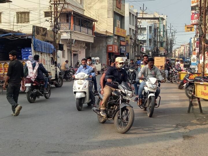 Ujjain: उज्जैन में कलेक्टर का आदेश बेअसर, कोरोना गाइडलाइन की उड़ रही धज्जियां, प्रशासन मौन