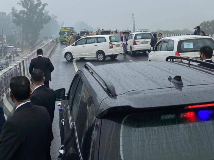 बयान के मुताबिक, ''जब मौसम में सुधार नहीं हुआ तो निर्णय लिया गया कि प्रधानमंत्री सड़क मार्ग से राष्ट्रीय शहीद स्मारक जाएंगे, जिसमें दो घंटे से अधिक समय लगता. पंजाब के पुलिस महानिदेशक (डीजीपी) द्वारा आवश्यक सुरक्षा प्रबंधों की आवश्यक पुष्टि के बाद प्रधानमंत्री सड़क मार्ग से यात्रा के लिए रवाना हुए.''