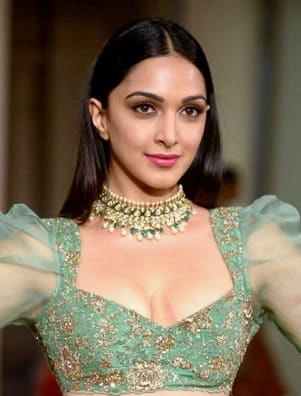 कियारा अडवाणी (Kiara Advani) अभिनेत्री कियारा अडवाणीचा चाहता वर्ग मोठा आहे. तिच्या आयुष्याबद्दल जाणून घेण्यासाठी तिचे चाहते उत्सुक असतात. कियाराचे खरे नाव आलिया आहे.  रिपोर्टनुसार, अभिनेता सलमान खानच्या सांगण्यावरून कियाराने तिचं नाव बदलून कियारा असं ठेवले.