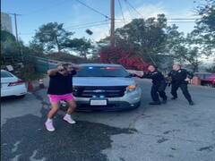 Watch: OMG...लड़के ने पुलिस की गाड़ी पर फेंकी ईंट, पुलिस वाले लगे मुस्कुराने!