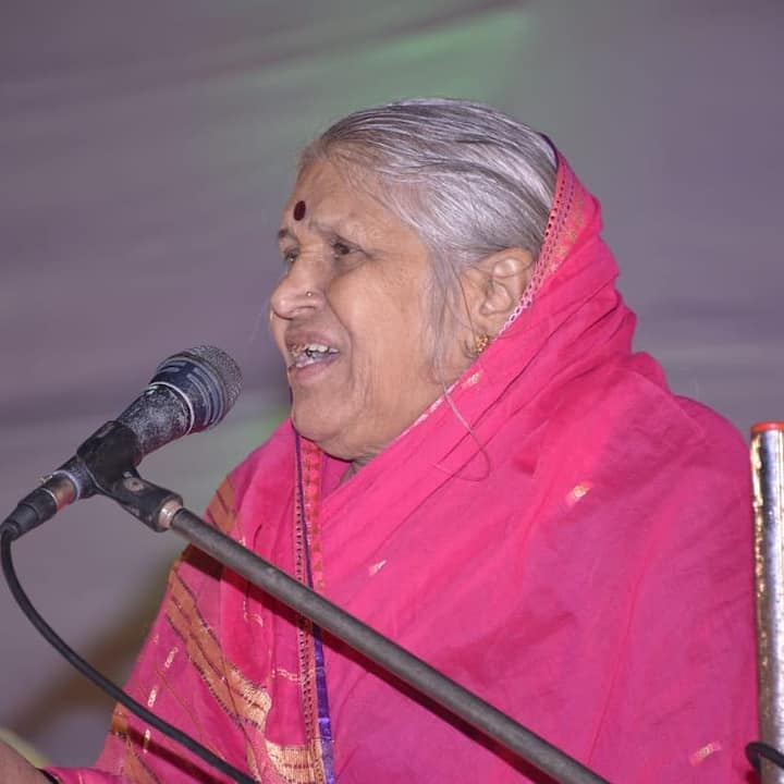 अठराव्या वर्षापर्यंत माईंची तीन बाळंतपणे झाली. तेव्हा गुरे वळणे हाच व्यवसाय असायचा. शेकड्यांनी गुरे असलेल्या त्या गावातील शेणाचा लिलाव करण्यासाठी वनखात्यातील अधिकारी यायचे. याच ठिकाणी माईंचा पहिला सामाजिक संघर्ष सुरु झाला. या लिलावाविरोधात माईंनी बंड पुकारला आणि या लिलावात ज्यांना हप्ता मिळायचा त्यांच्या हप्त्यावर गदा आली. हा लढा त्या जिंकल्या पण त्यांना या लढ्याची जबर किंमत चुकवावी लागली.