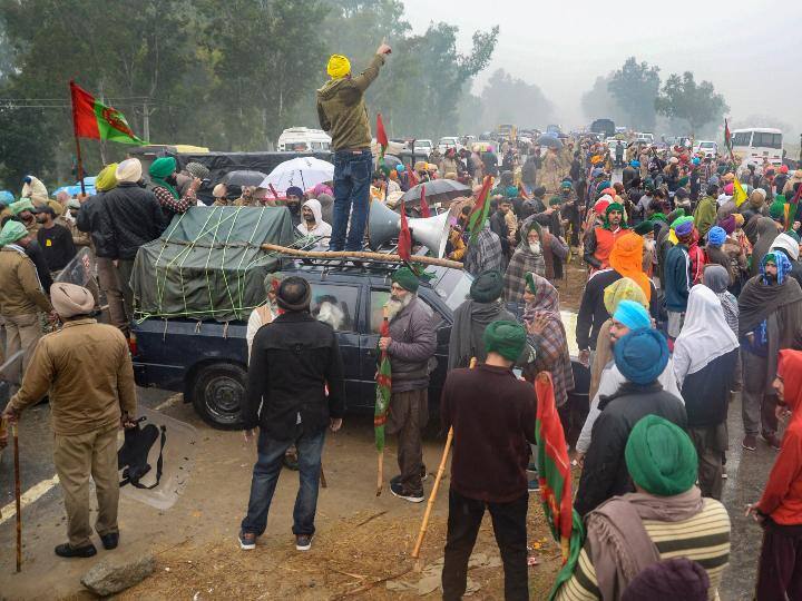 बयान में कहा गया, ''हुसैनीवाला स्थित राष्ट्रीय शहीद स्मारक से करीब 30 किलोमीटर की दूरी पर जब प्रधानमंत्री का काफिला एक फ्लाईओवर पर पहुंचा तो यह पाया गया कि कुछ प्रदर्शनकारियों ने सड़क को अवरुद्ध कर दिया है. प्रधानमंत्री 15-20 मिनट तक फ्लाईओवर पर फंसे रहे. यह प्रधानमंत्री की सुरक्षा में एक बड़ी चूक थी.''