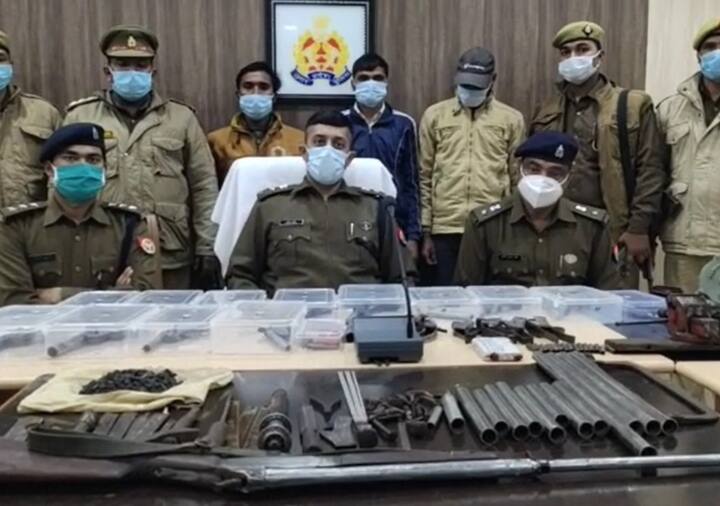 Kasganj: यूपी के कासगंज में अवैध हथियारों की फैक्ट्री का भंडाफोड़, बड़ी संख्या में अधबने हथियार बरामद, 3 गिरफ्तार up kasganj illegal arms manufacturing factory caught, 3 arrest ann Kasganj: यूपी के कासगंज में अवैध हथियारों की फैक्ट्री का भंडाफोड़, बड़ी संख्या में अधबने हथियार बरामद, 3 गिरफ्तार