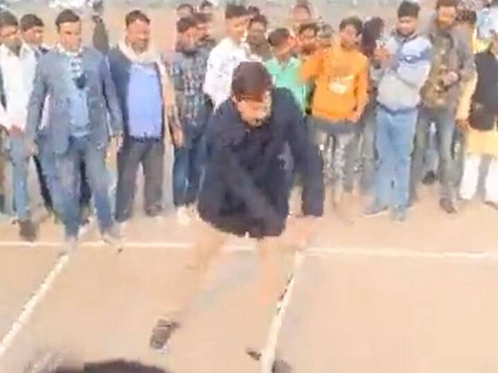 Video of UP's Bahubali leader and former MP Dhananjay Singh playing cricket went viral, Akhilesh Yadav यूपी के बाहुबली नेता और भगोड़े घोषित पूर्व सांसद धनंजय सिंह का क्रिकेट खेलते वीडियो वायरल, सपा ने कसा तंज