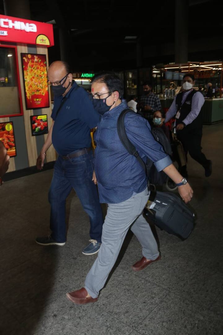 दिलीप जोशी आज एयरपोर्ट पर ब्लू शर्ट, पैंट और ब्राउन शूज में दिखे. जिन्होंने माथे पर बड़ा सा टीका भी लगाया हुआ था.