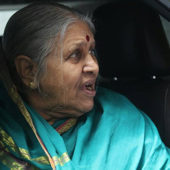 आई-वडिलांना मुलगी नको होती, 'नकुशी' होती म्हणून नाव चिंधी ठेवलं...जन्मापासून सुरु झालेला चिंधीचा हा संघर्ष लग्न झाल्यानंतरही कायम राहिला, नवऱ्यानेच चारित्र्यावर संशय घेतल्यानंतर गावाने वाळीत टाकलं. आयुष्यात भीक मागून खायची वेळ आली...मग जगण्यासाठी शेवटी स्मशान गाठलं. पण समोर आलेल्या संकटांच्या छाताडावर बसून त्यावर मात केली आणि हजारो अनाथांच्या जीवनाचं सोनं केलं. 'अनाथांची माय' असलेल्या सिंधुताई सपकाळ उर्फ माई यांचा हा जीवनप्रवास. सिंधुताईंची प्राणज्योत आज मावळली.