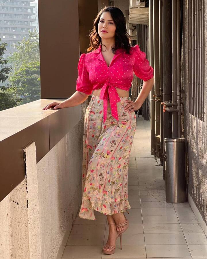 इन फोटो को शेयर करते हुए सनी लियोनी ने एक खूबसूरत कैप्शन भी लिखा है. उन्होंने लिखा है- लेडी इन पिंक
