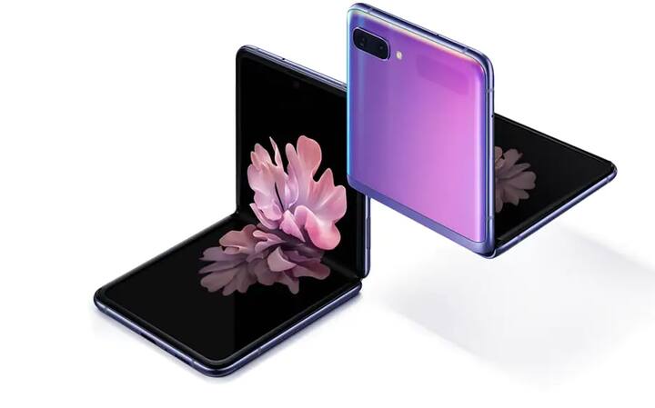 Samsung Galaxy Z Flip: सैमसंग के क्लैमशेल डिजाइन वाले फोल्डेबल स्मार्टफोन की कीमत में पिछले साल 24,000 रुपये की कटौती की गई है. पहले 1,08,999 रुपये में उपलब्ध था, अब आप स्मार्टफोन को 84,999 रुपये में खरीद सकते हैं.