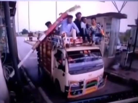Watch: टोल नाके पर लगी बैरिकेड रॉड ने लोगों को पीटा, वीडियो हुआ वायरल Watch: टोल नाके पर लगी बैरिकेड रॉड ने लोगों को पीटा, वीडियो हुआ वायरल