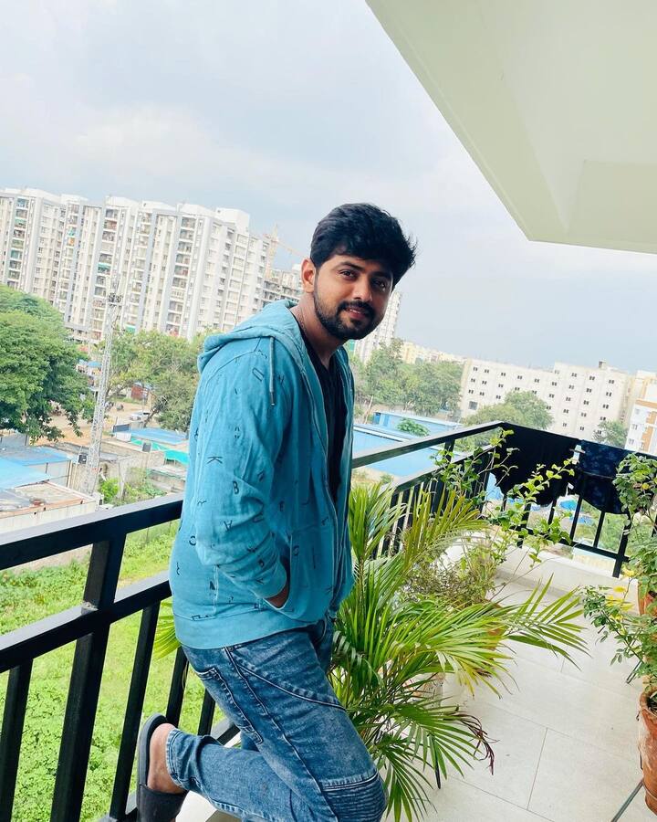వెండితెరపై నుంచి బుల్లితెరపై అడుగుపెట్టిన యశ్వంత్... 'రాధా గోపాలం' సీరియల్ లో నటించాడు. ఆ తర్వాత 'శ్రీనివాస కళ్యాణం','అభిషేకం' సీరియల్స్ లో మంచి గుర్తింపు సంపాదించుకున్నాడు. ప్రస్తుతం బుల్లితెర బాహుబలి అనిపించుకుంటున్న 'కార్తీకదీపం' సీరియల్ లో కార్తీక్ కి తమ్ముడిగా నటిస్తూ తిరుగులేని క్రేజ్ సంపాదించుకున్నాడు.