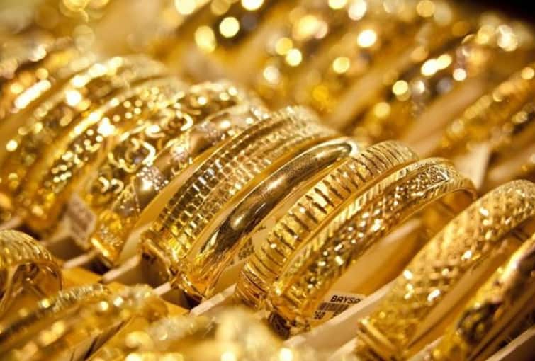 Gold Rate he price of gold fell by one thousand and silver by two and a half thousand Gold Rate: दोन दिवसात सोन्याची किंमत एक हजाराने तर चांदी अडीच हजाराने घसरली, खरेदीसाठी ग्राहकांची झुंबड