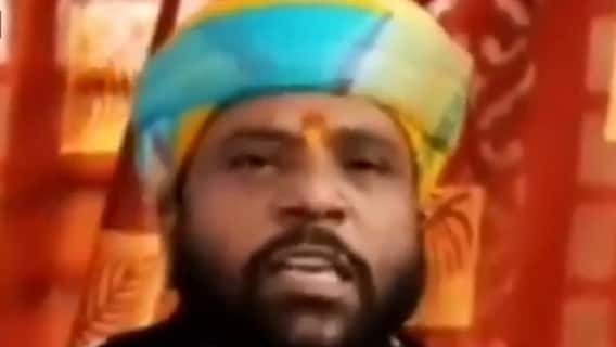 Mahatma Gandhi पर फिर आपत्तिजनक बयानबाजी, Tarun Bapu पर हुई FIR