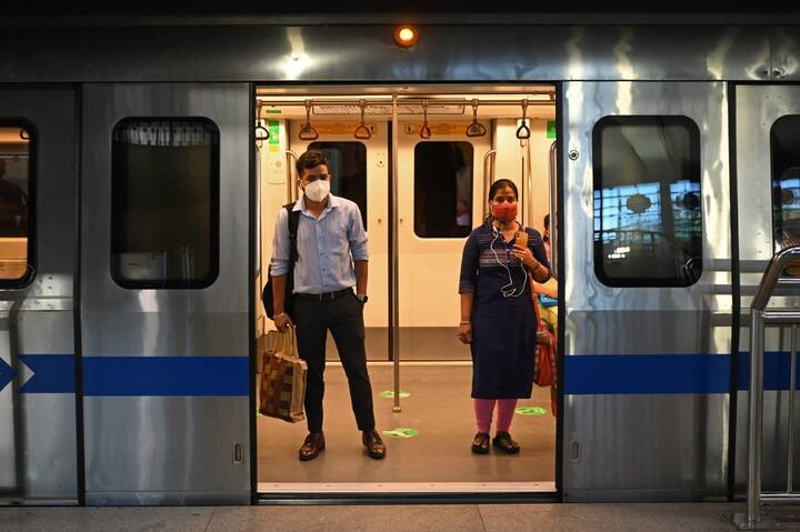 Delhi Curfew: no standing passengers will be allowed till further notice in Delhi Metro Delhi Curfew: दिल्ली में मेट्रो और बसें पूरी क्षमता के साथ चलेंगी लेकिन इन शर्तों पर, घर से निकलने से पहले जान लें