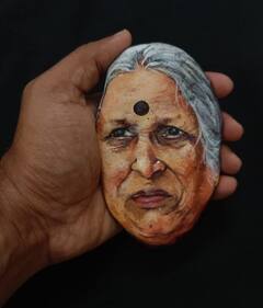 Sindhutai Sapkal : अनाथांची माय सिंधुताई सपकाळ यांना स्टोन आर्ट साकारत वाहिली श्रद्धांजली