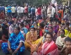 Ring Nets Issue : విశాఖలో రోడ్డుపై బైఠాయించిన మత్స్యకారుల నిరసన