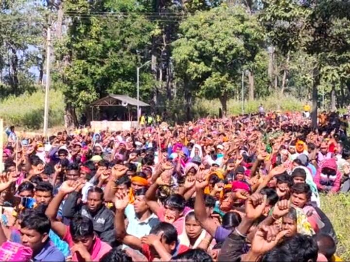 Chhattisgarh Narayanpur Tribals Strike Against Government on Orchha Road ANN Chhattisgarh: आदिवासियों का पारंपरिक हथियारों के साथ अनिश्चितकालीन आंदोलन, जानें क्या है मांग