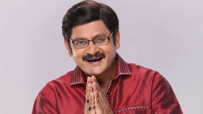 रोहिताश गौड़ (Rohitash Gaud) ‘भाभी जी घर पर हैं’ में मनमोहन तिवारी की भूमिका में नज़र आते हैं. सीरियल में दिखाया जाता है कि तिवारी जी अपनी पड़ोसन ‘अनीता भाभी’ पर पूरी तरह से लट्टू हैं और उन्हें इम्प्रेस करने की हर संभव कोशिश में लगे रहते हैं. मीडिया रिपोर्ट्स के अनुसार, रोहिताश गौड़ की उम्र 55 साल है.