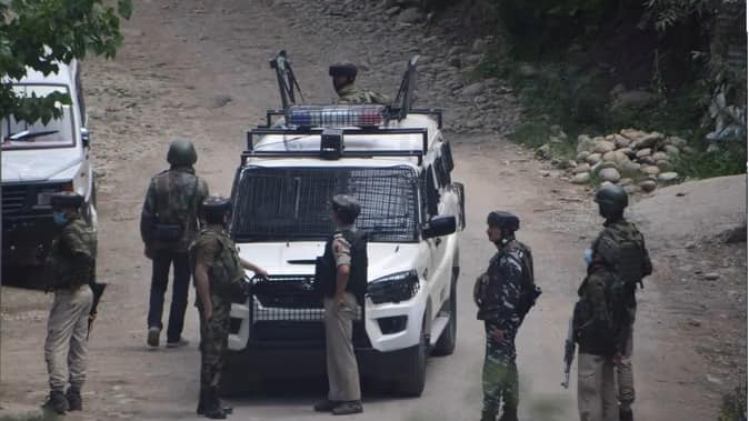 jammu kashmir encounter started between security forces and terrorists in chandgard area of pulwama district operation started encircling the entire area Jammu Kashmir Encounter : જમ્મુ-કાશ્મીરના પુલવામામાં સુરક્ષા દળો સાથે અથડામણ, એક પાકિસ્તાની સહિત જૈશ-એ-મોહમ્મદના 3 આતંકવાદીઓ માર્યા ગયા