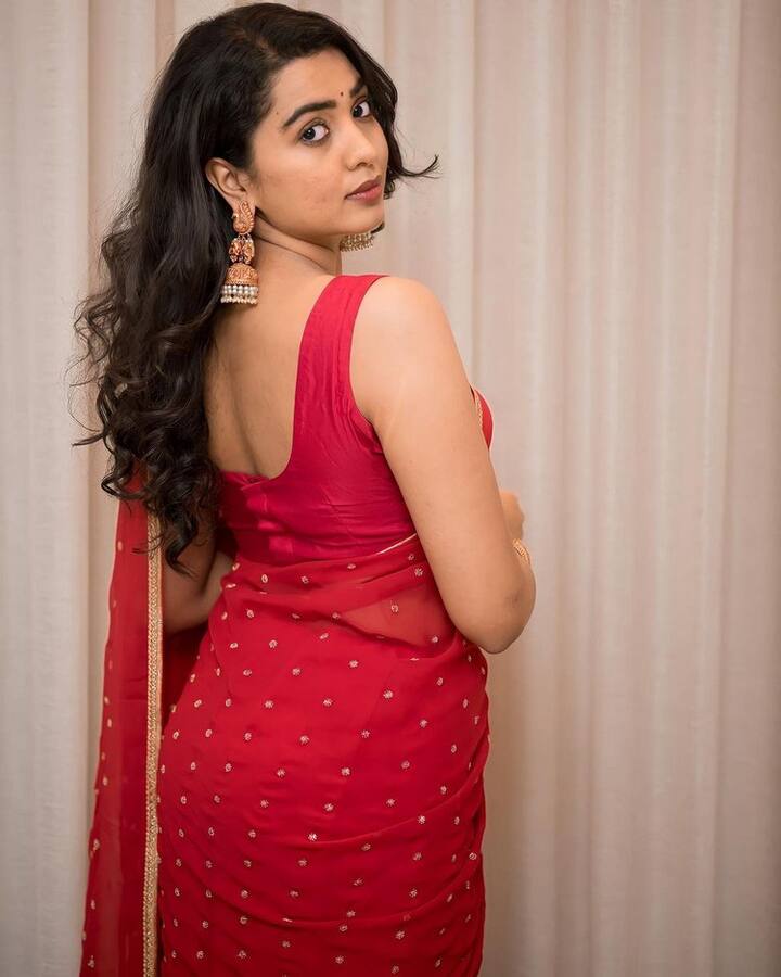 ఎప్పటికప్పుడు తన ఫొటోలను షేర్ చేస్తూ అభిమానులను ఎంటర్టైన్ చేస్తుంటుంది. (Photo Courtesy: Instagram)