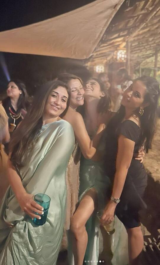 અભિનેત્રીએ ગોવામાં તેના નવા વર્ષની ઉજવણીના તસવીરો પોસ્ટ કરી હતી. ઇન્સ્ટાગ્રામ પોસ્ટમાં, 36 વર્ષીય અભિનેત્રી લીલા રંગનો ડ્રેસ પહેરેલી જોઈ શકાય છે કારણ કે તેણીએ કેમેરા માટે પોઝ આપ્યો હતો. કેટલીક તસવીરોમાં, મૌની તેની મિત્રો શિવાની મલિક, અનીશા વર્મા અને આમના શરીફ સાથે રેસ્ટોરન્ટમાં પાર્ટી કરતી જોઈ શકાય છે. પોસ્ટ પર પ્રતિક્રિયા આપતા, ખુશી કભી ગમ એક્ટર, જીબ્રાન ખાને, જેણે ક્રિશ (શાહરૂખ ખાન અને કાજોલનો પુત્ર) ની ભૂમિકા ભજવી હતી, તેના ટિપ્પણી વિભાગમાં એક મરમેઇડ ઇમોજી છોડી દીધી હતી. (તસવીરોઃ @imouniroy)