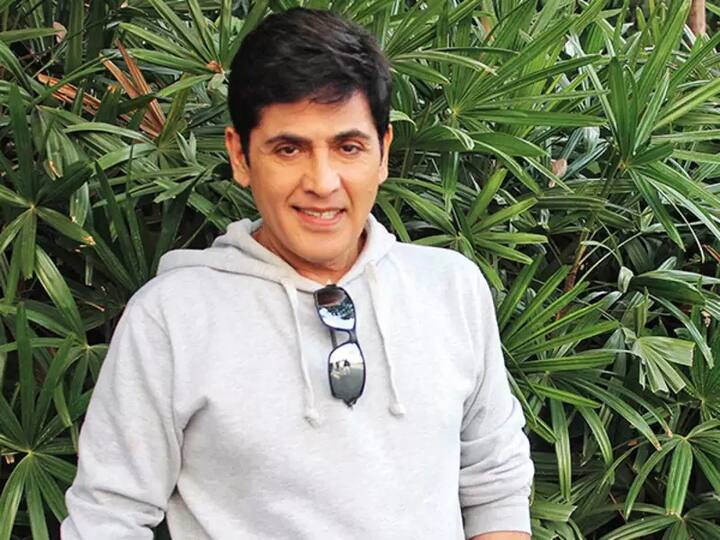 आसिफ शेख (Aasif Sheikh)  ने ‘भाभी जी घर पर हैं’ में विभूति नारायण मिश्रा का किरदार निभाया है जो बेरोजगार हैं. आसिफ पर्दे पर 30-32 साल के युवा लगते हैं. हालांकि आपको जानकर हैरानी होगी कि असल में आसिफ की उम्र 56 साल है.