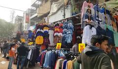 सरोजिनी नगर से लेकर चोर बाजार तक, दिल्ली की इन मार्केट्स में मिलेंगी आपको सस्ते दामों पर जैकेट्स और स्वेटर्स, देखें लिस्ट