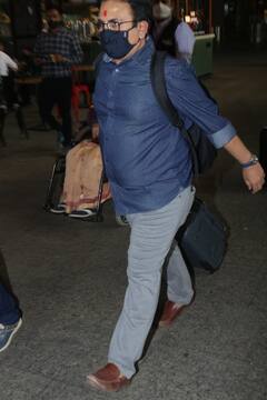 Dilip Joshi spotted at Airport: ब्लू शर्ट, ब्राउन जूते और माथे पर बड़ा सा तिलक, बैग पैक कर कहां को चलें जेठालाल