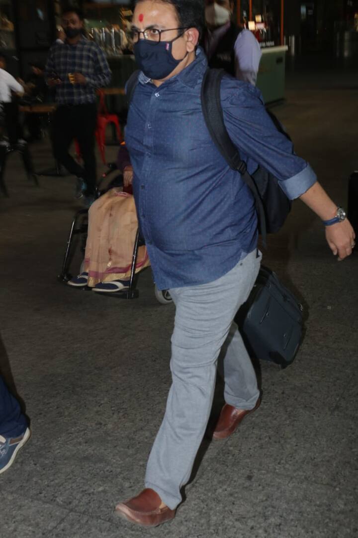 दिलीप जोशी तारक मेहता का उल्टा चश्मा में जेठालाल का किरदार निभाते हैं लेकिन आज एयरपोर्ट पर उनका लुक जेठालाल के किरदार से बिल्कुल भी मिलजा जुलता नहीं दिखा.