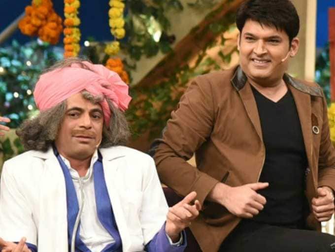 मीडिया रिपोर्ट्स के अनुसार, कपिल शर्मा की कॉमेडियन सुनील ग्रोवर (Sunil Grover) के साथ फ्लाइट में लड़ाई हो गई थी. इस मामले ने एक समय खूब सुर्खियां बटोरी थीं. नतीजा ये हुआ कि इस घटना के बाद से आज तक सुनील और कपिल एक साथ एक शो में नज़र नहीं आए हैं.
